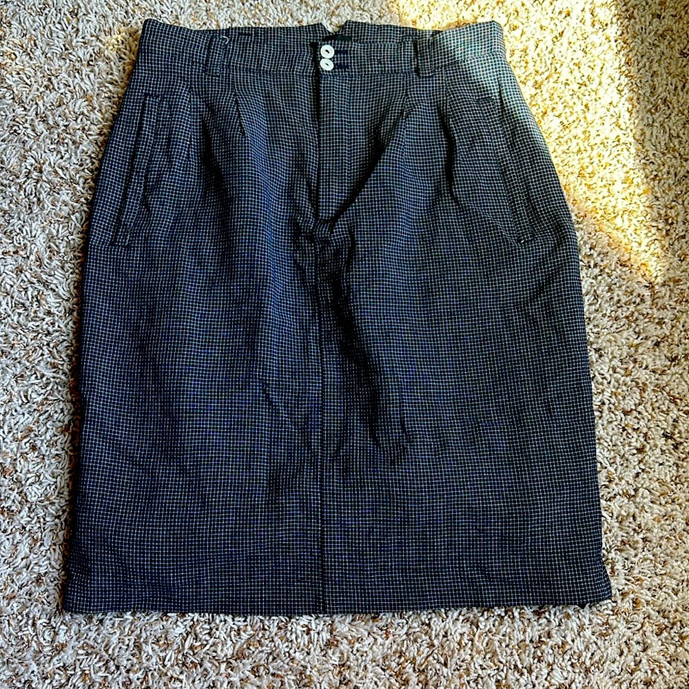 Liz Claiborne Skirt with pockets / Size 6 / Navy blue / small checkered pattern